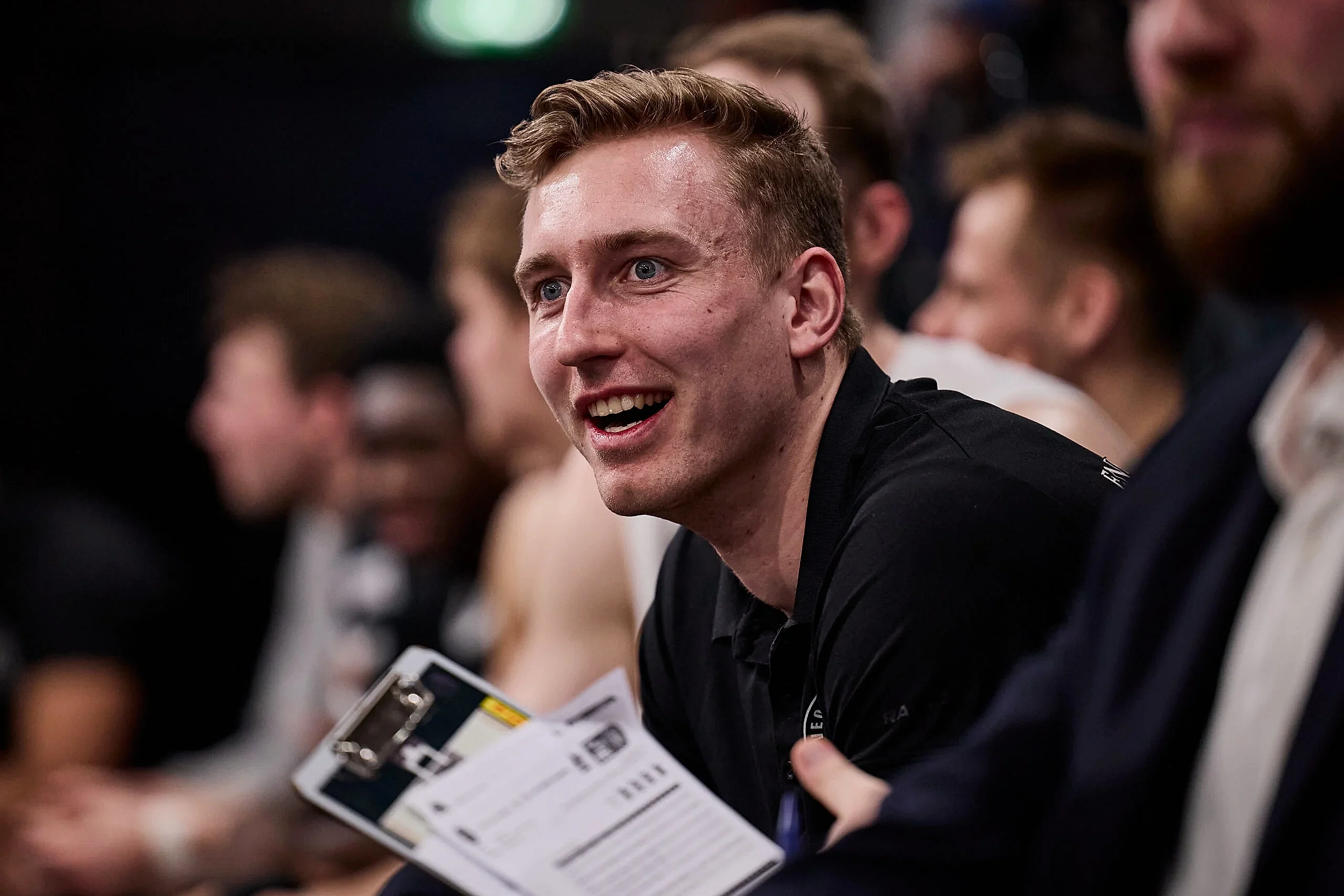 Jakob Hollatz lächelnd mit Blick aufs Spielfeld