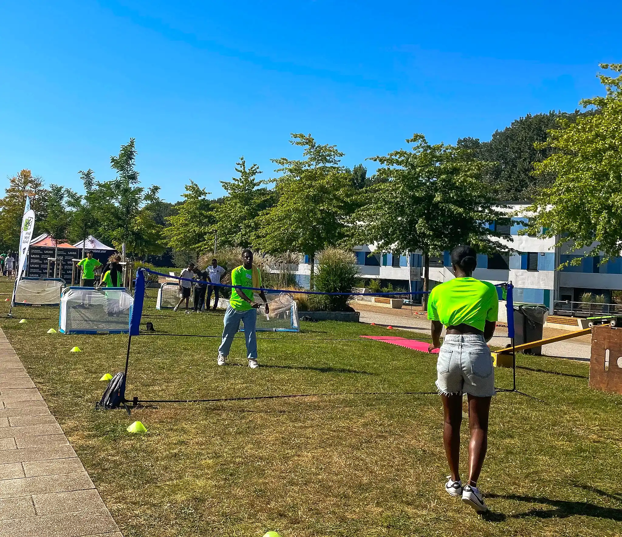 Sportangebot des ParkSportInsel e.V. auf einer Rasenfläche