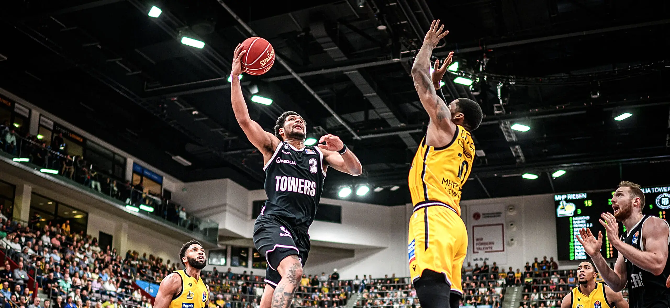 Mark Hughes setzt zum Layup an Saisonauftakt gegen MHP Riesen Ludwigsburg