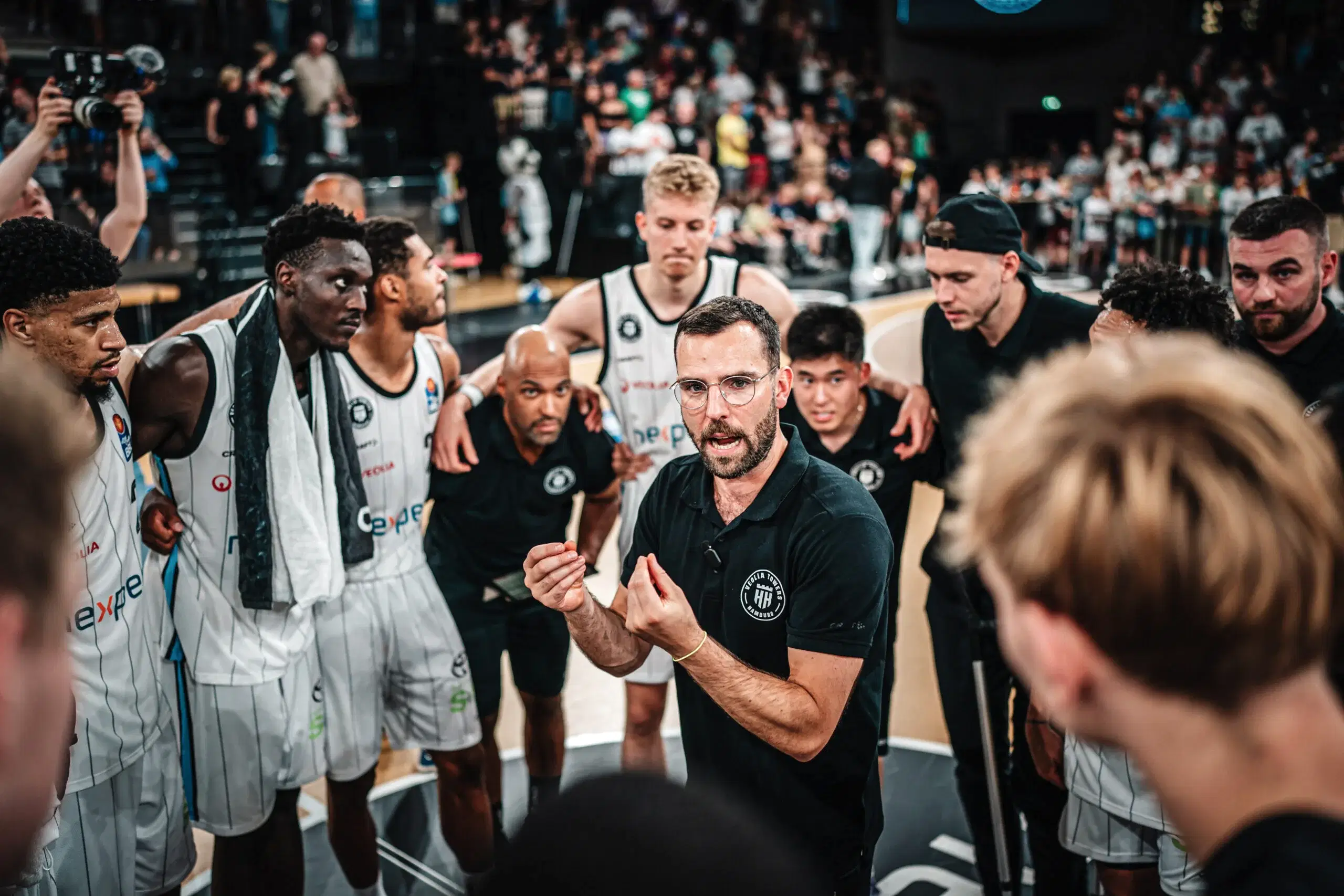 Headcoach Benka Barloschky hält eine Ansprache an sein Team im Testspiel gegen die EWE Baskets Oldenburg