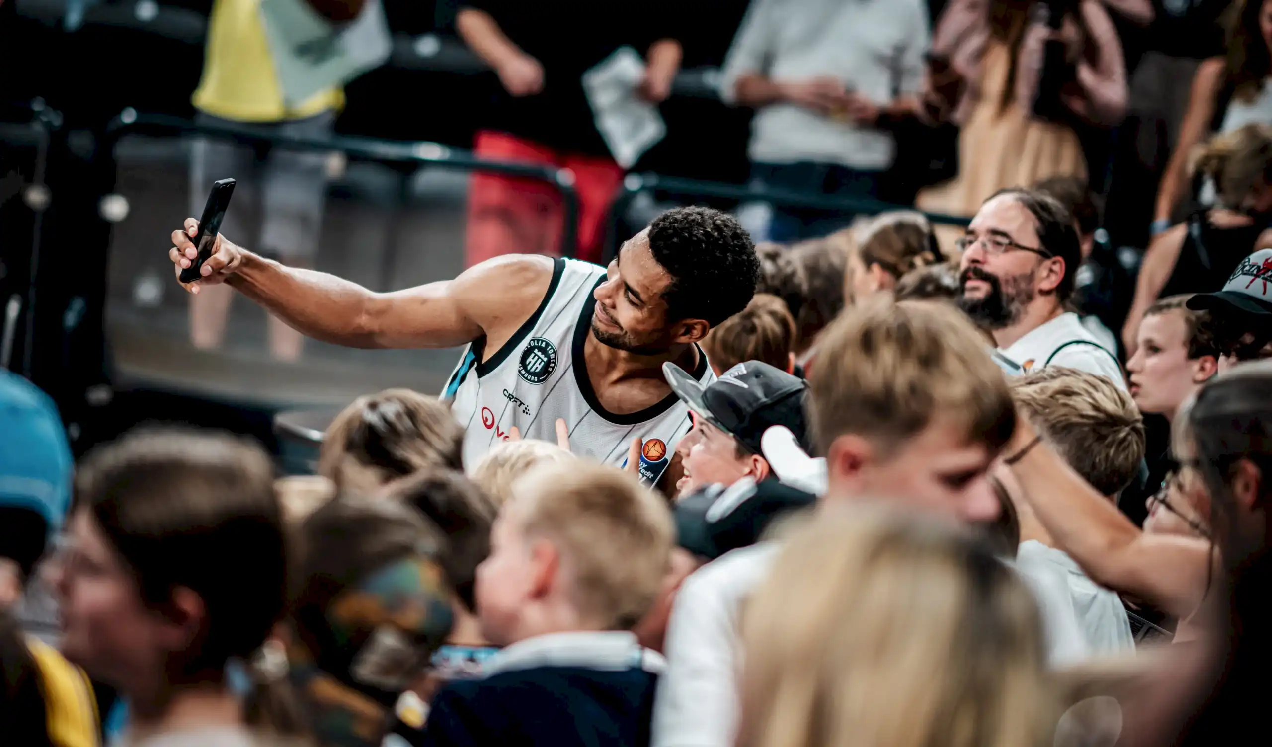 Kenneth Ogbe macht Selfie mit Fans