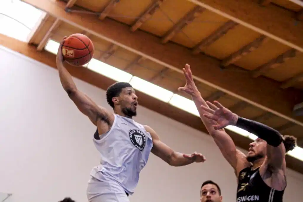 Jordan Barnett setzt zum Dunk an Testspiel gegen Braunschweig