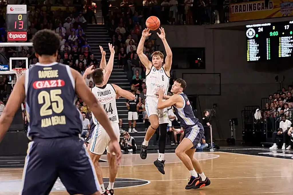 Leif Möller passt den Ball beim Spiel gegen ALBA BERLIN