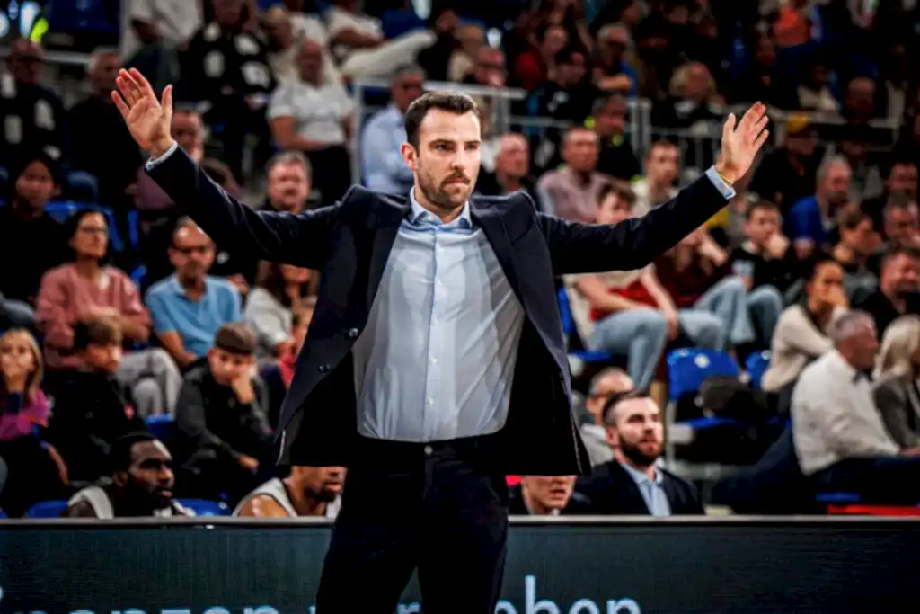 Head Coach Benka Barloschky beim BBL Pokalspiel gegen MLP Academics Heidelberg 