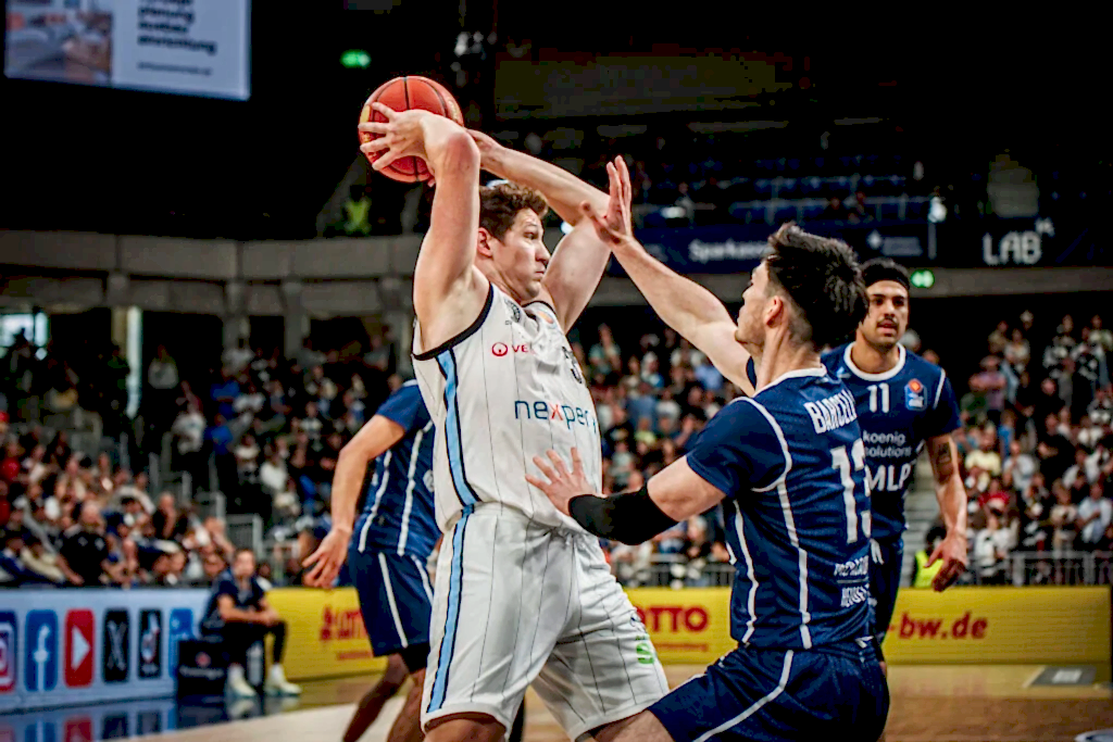 Patrick Heckmann passt den Ball beim BBL Pokalspiel gegen MLP Academics Heidelberg 