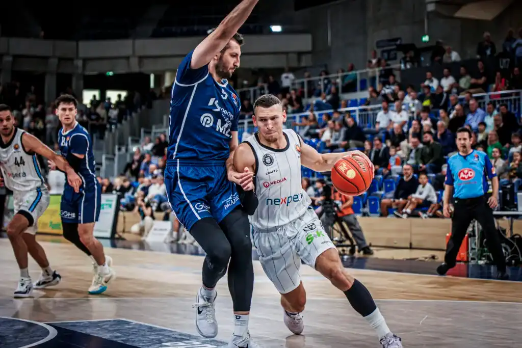 Brae Ivey zieht zum Korb beim BBL Pokalspiel gegen MLP Academics Heidelberg 