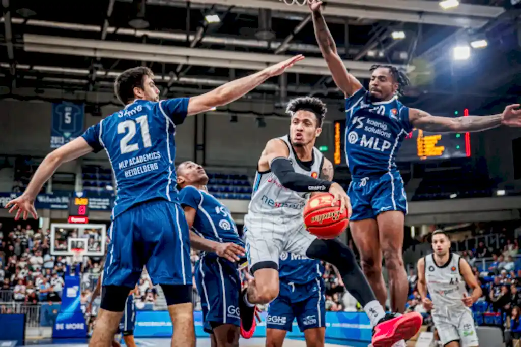 Jaizec Lottie am Ball beim BBL Pokalspiel gegen MLP Academics Heidelberg 