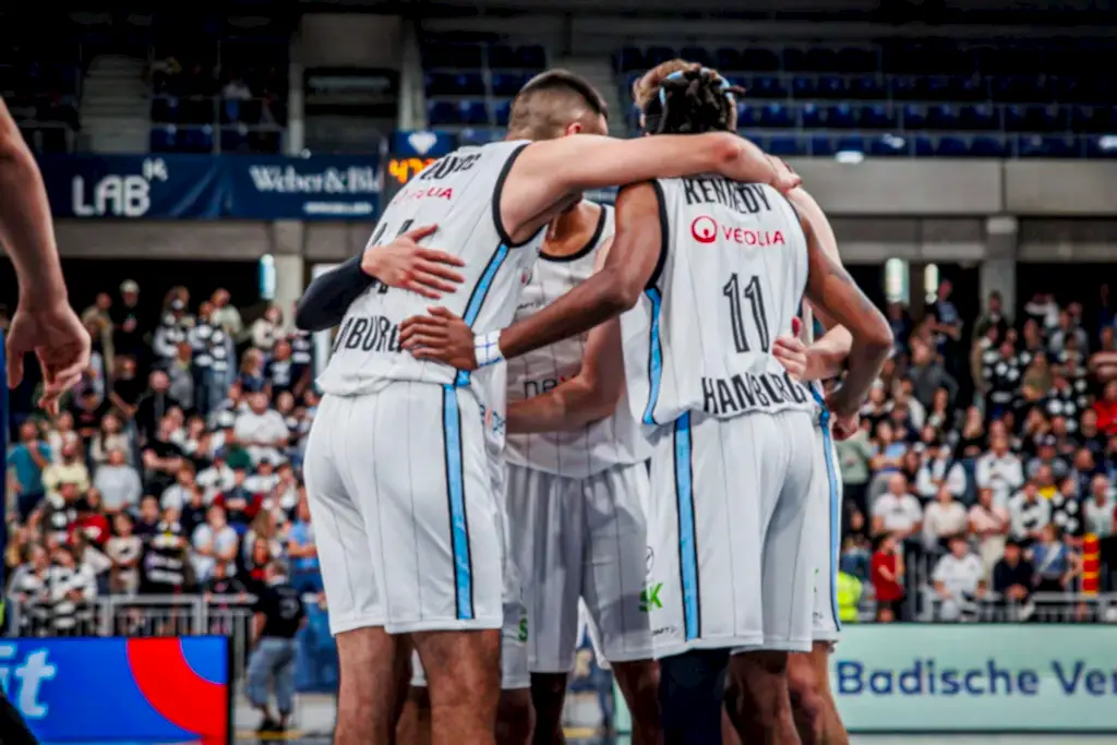 Veolia Towers stehen geschlossen zusammen beim BBL Pokalspiel gegen MLP Academics Heidelberg 