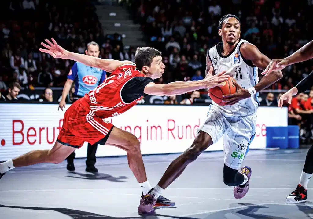 Keondre Kennedy am Ball beim Veolia Towers Spiel gegen FC Bayern München