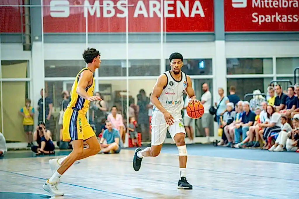 Jordan Barnett dribbelt den Ball beim Testspiel gegen ALBA BERLIN