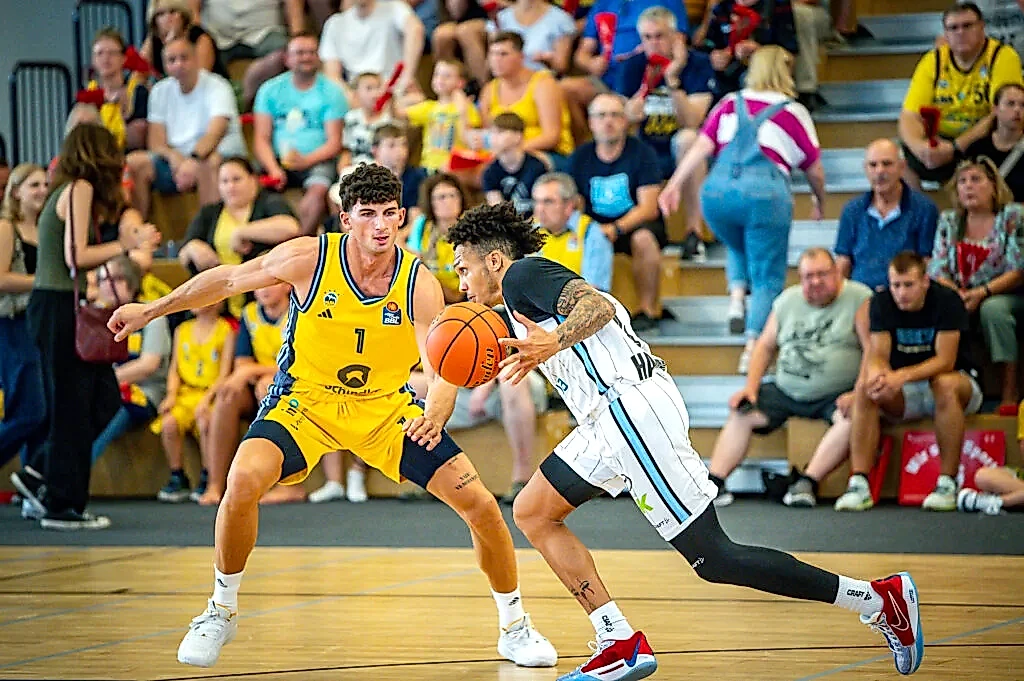 Jaizec Lottie dribbelt den Ball beim Testspiel gegen ALBA BERLIN 