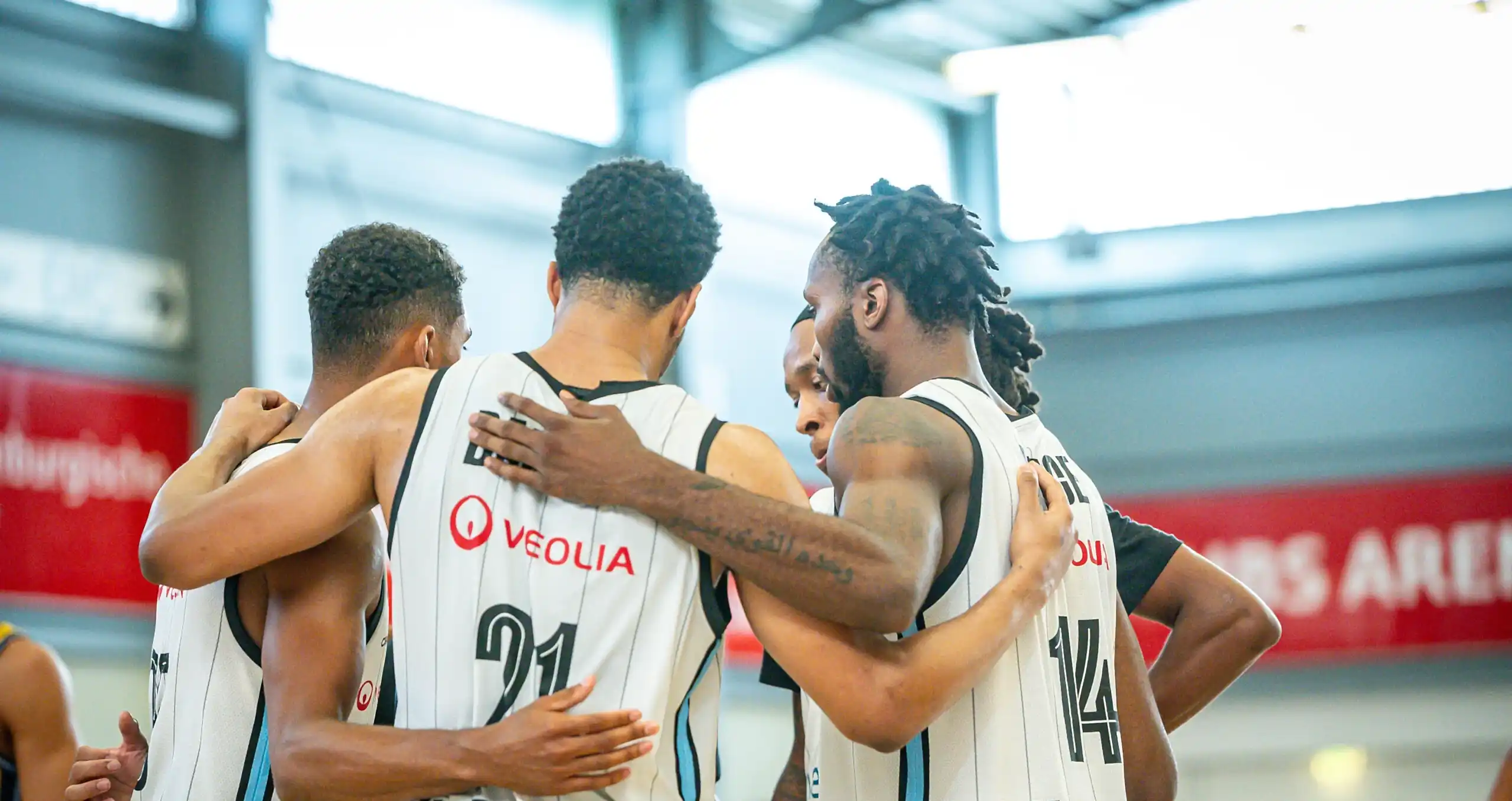 Veolia Towers Spieler besprechen sich beim Testspiel gegen ALBA BERLIN