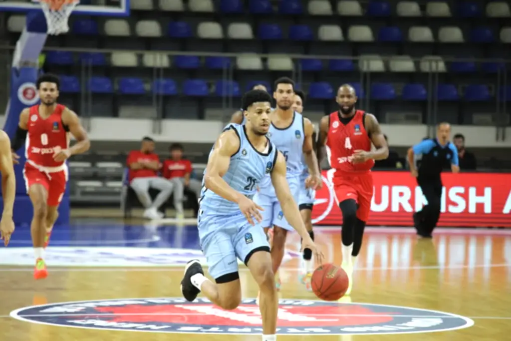 Jordan Barnett dribbelt den Ball beim Spiel Veolia Towers gegen Hapoel Bank Yahav Jerusalem 