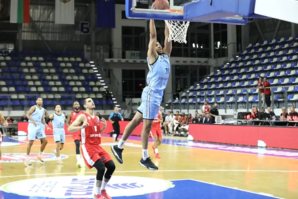 Jordan Barnett dunkt den Ball beim Spiel Veolia Towers gegen Hapoel Bank Yahav Jerusalem 