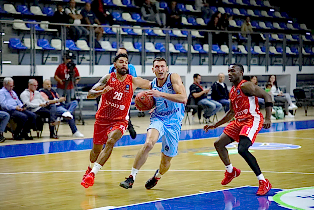 Brae Ivey geht zum Korb beim Spiel Veolia Towers gegen Hapoel Bank Yahav Jerusalem 