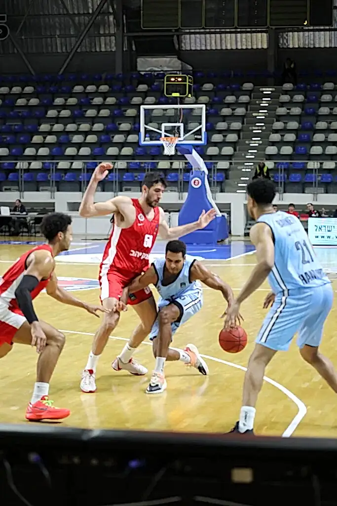 Kenneth Ogbe dribbelt den Ball beim Spiel Veolia Towers gegen Hapoel Bank Yahav Jerusalem 