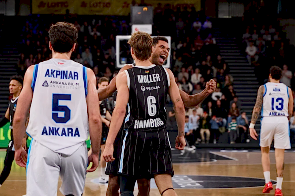 Kenneth Ogbe und Leif Möller mit einem Chestbump gegen Ankara