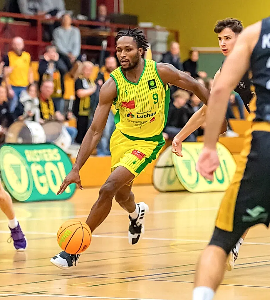 Camron Reece dribbelt den Ball beim Spiel SC Rist Wedel gegen SSV Lokomotive Bernau