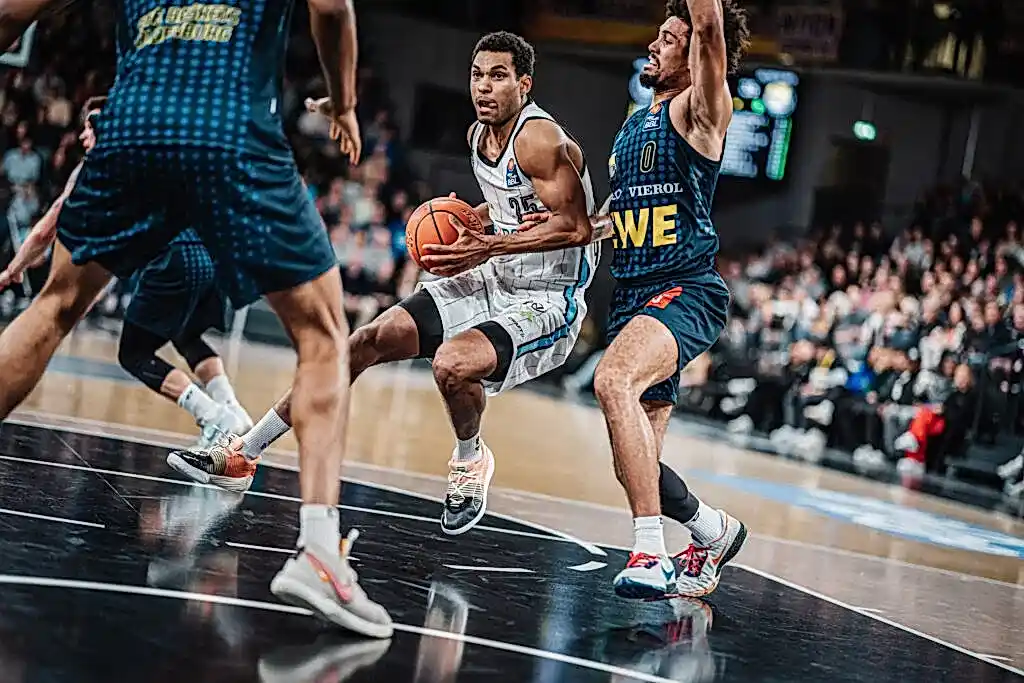 Kenneth Ogbe am Ball beim Spiel Veolia Towers gegen EWE Baskets Oldenburg