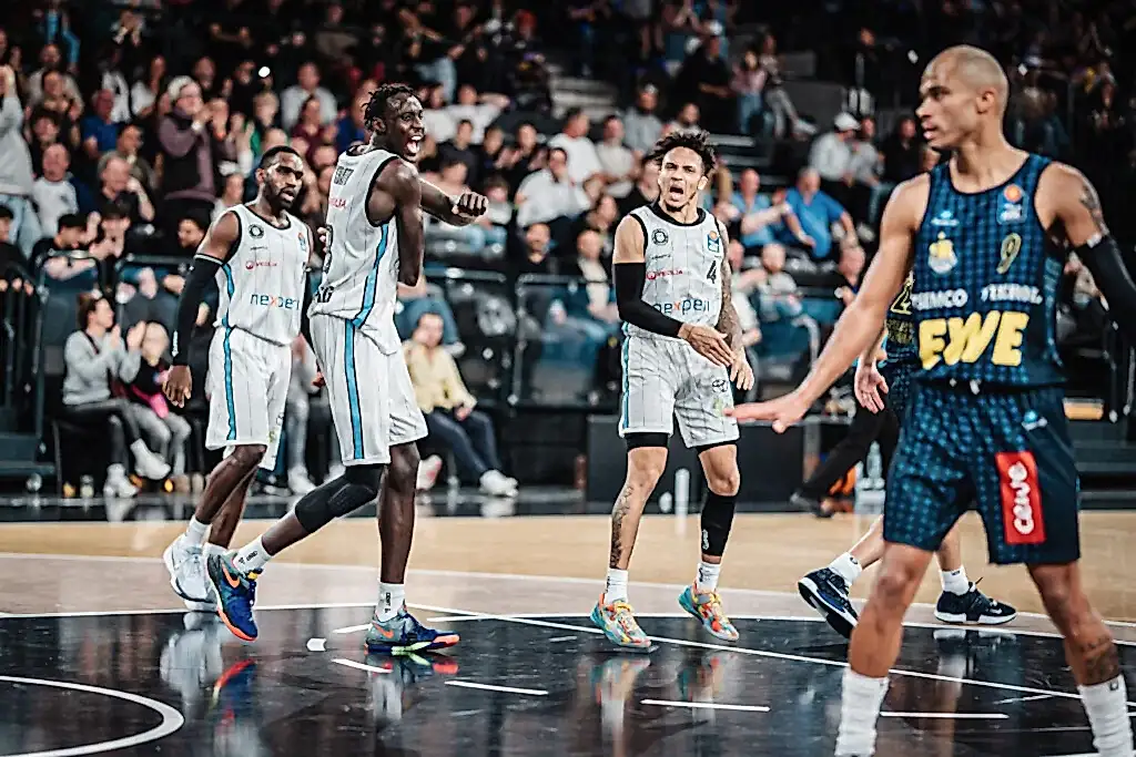 Oasro Rich, Kur Kuath und Jaizec Lottie von den Veolia Towers Hamburg beim Spiel gegen die EWE Baskets Oldenburg