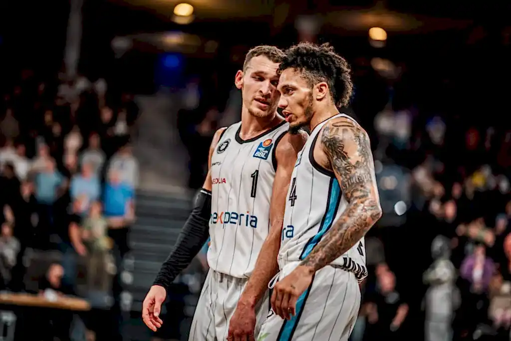 Jaizec Lottie und Brae Ivey beim Spiel gegen die EWE Baskets Oldenburg