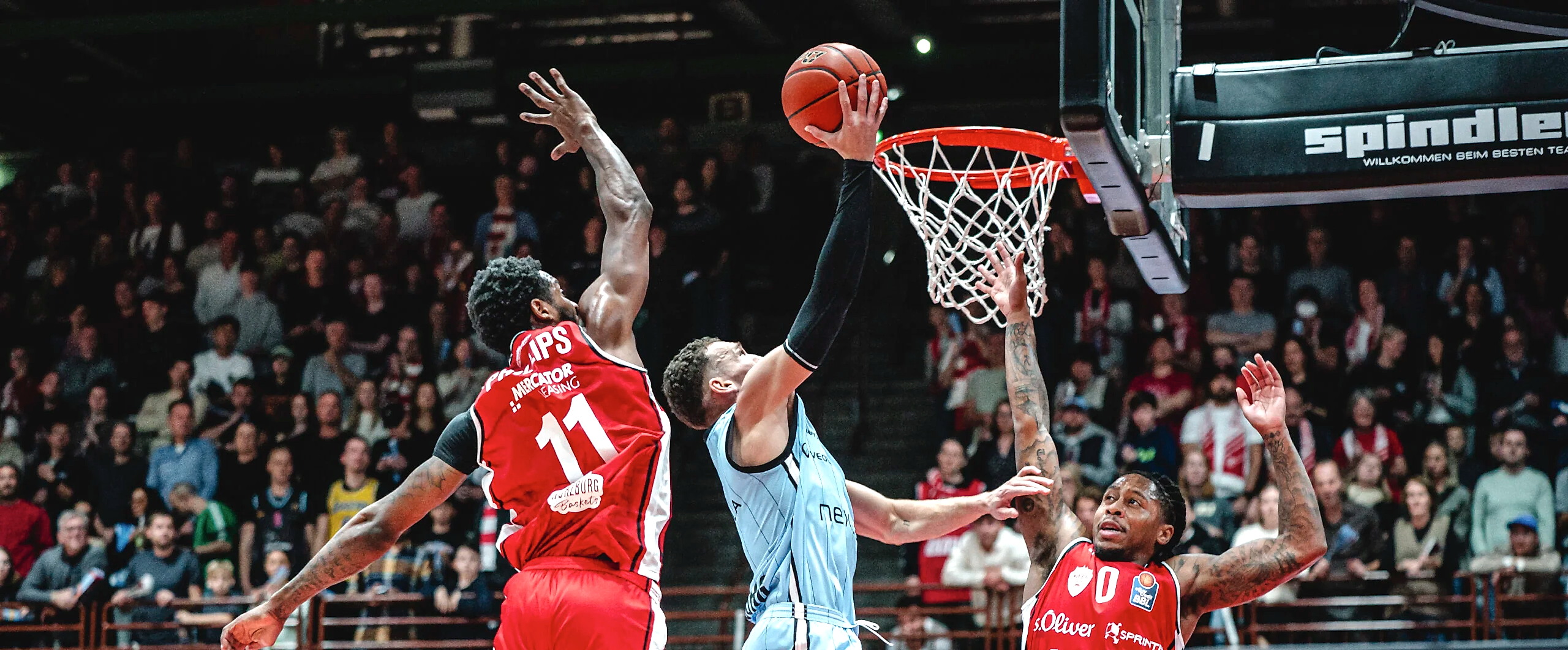 Brae Ivey beim LayUp im Spiel FIT/One Baskets Würzburg vs. Veolia Towers Hamburg