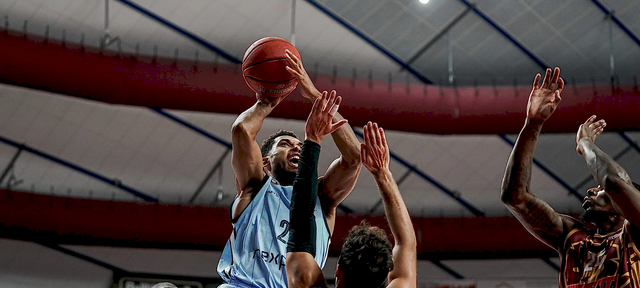 Kenneth Ogbe am Ball Umana Reyer Venezia vs. Veolia Towers Hamburg