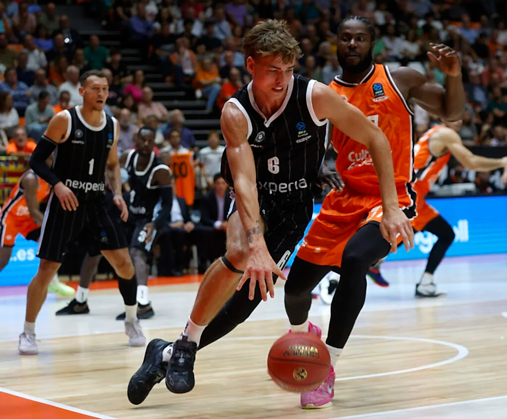 Leif Möller dribbelt den Ball beim Spiel Veolia Towers gegen Valencia Basket