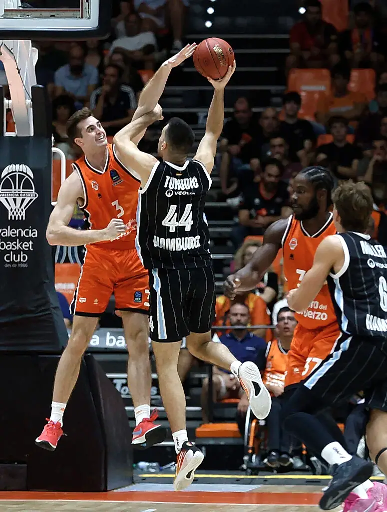 Benedikt Turudic geht zum Korb beim Spiel Veolia Towers gegen Valencia Basket