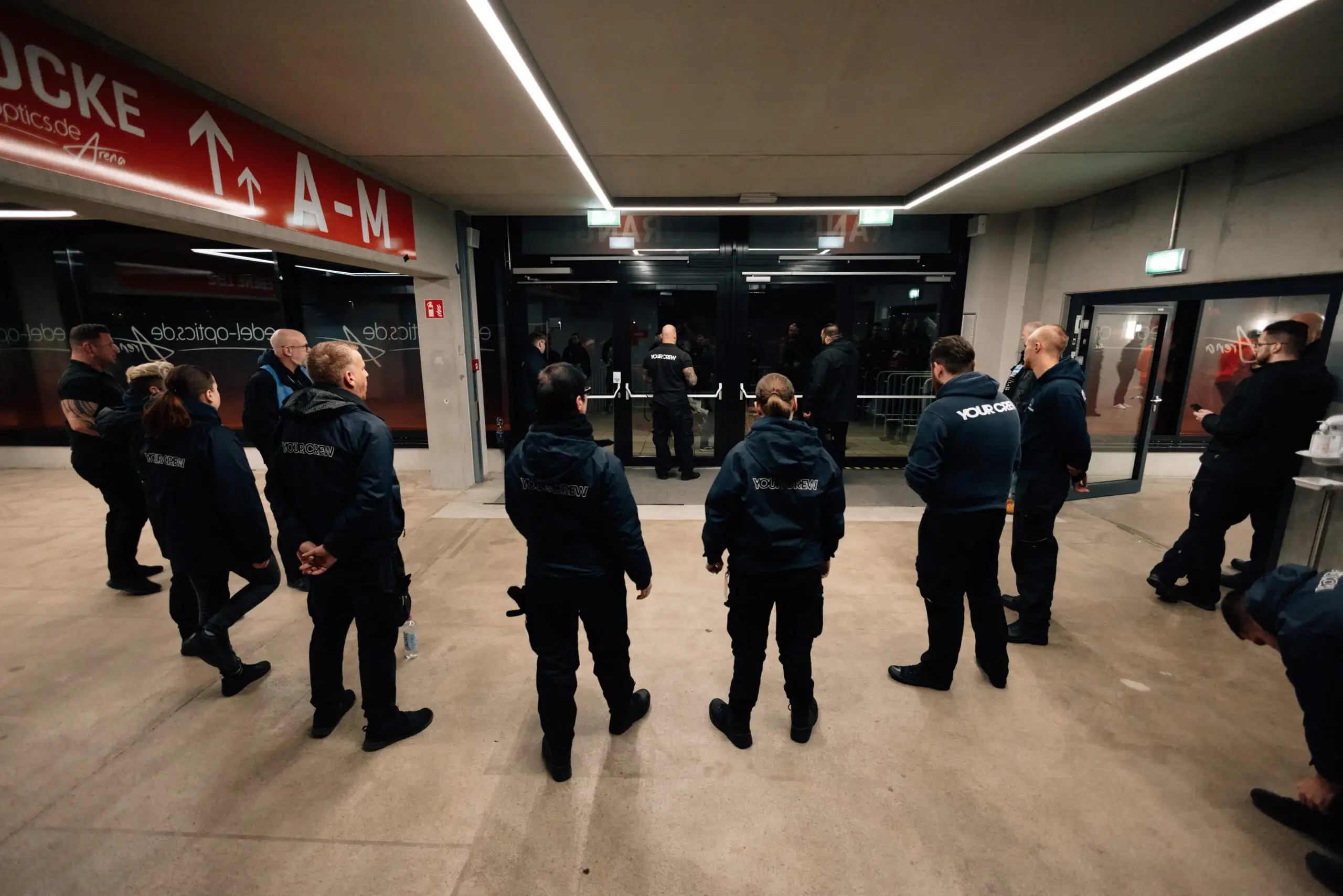 Securitys vor Arenaeingang