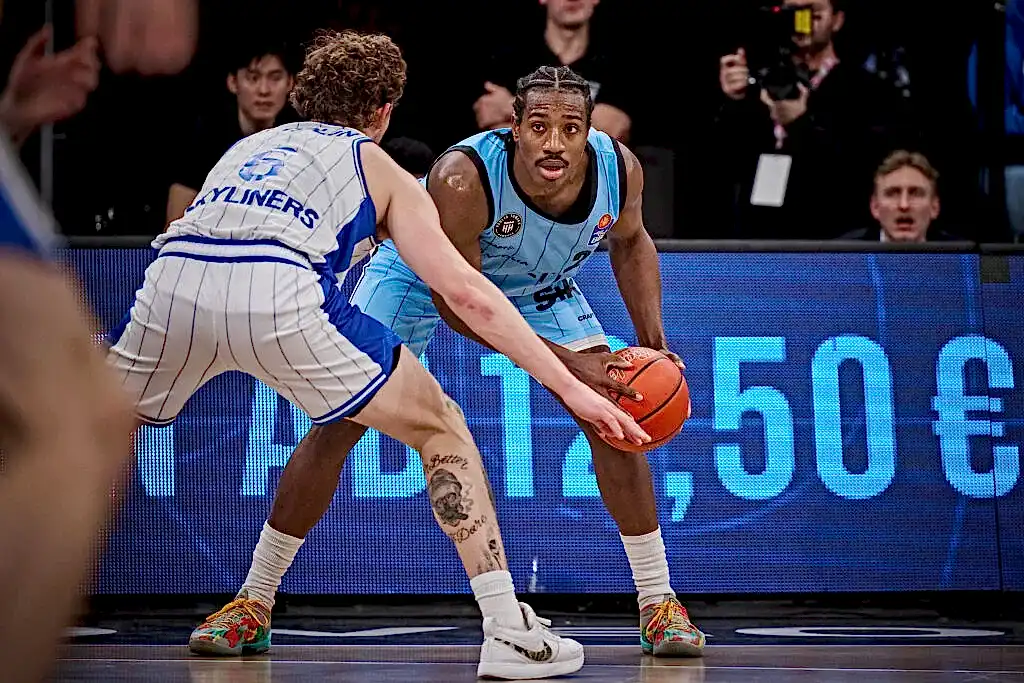 Johnathan Stove mit Ball in der Hand gegen Frankfurt