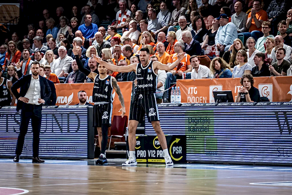 Benedikt Turudic von den Veolia Towers Hamburg feiert emotional beim Spiel gegen RASTA Vechta