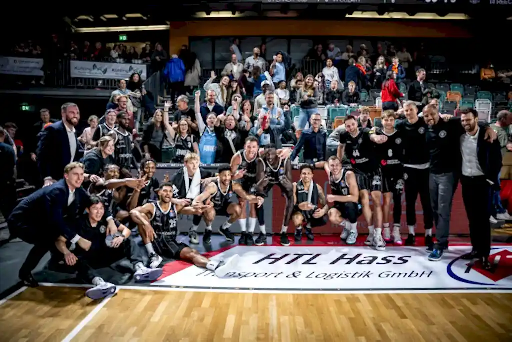 Die Veolia Towers Hamburg zusammen mit den mitgereisten Fans beim Spiel gegen RASTA Vechta