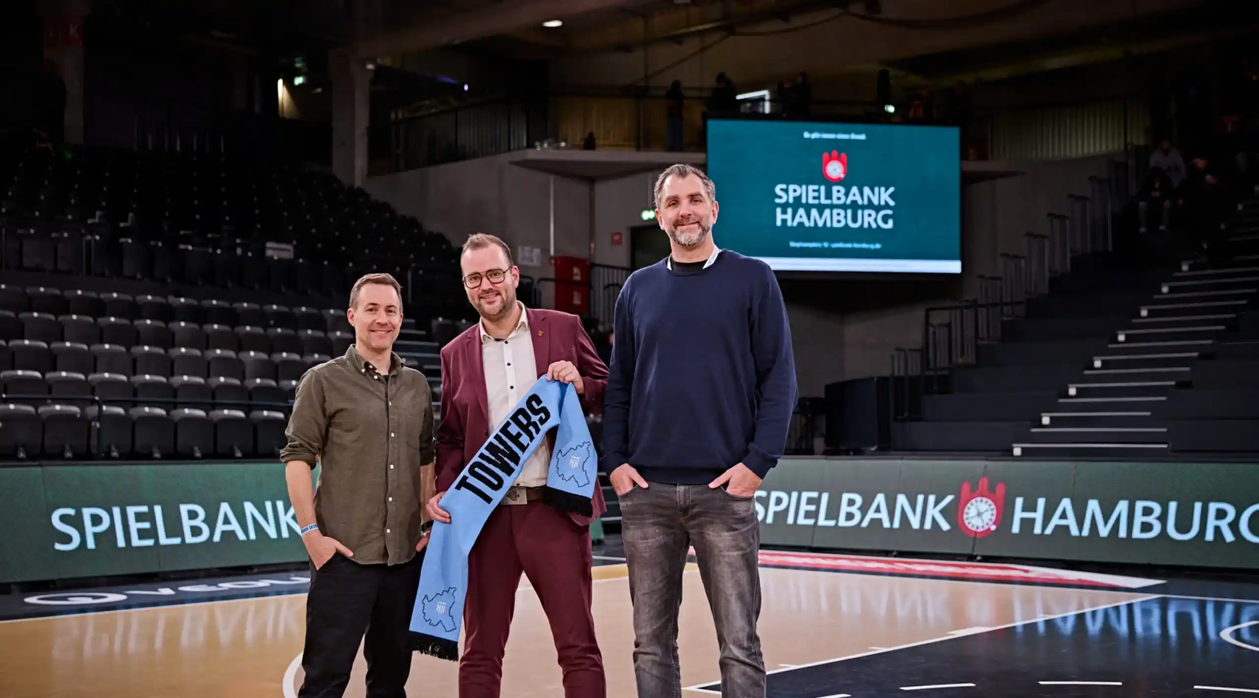 Jan Fischer, Maik Janßen, Bernd Kruel auf dem Parkett vor Werbebande und LED_Wall Spielbank Hamburg