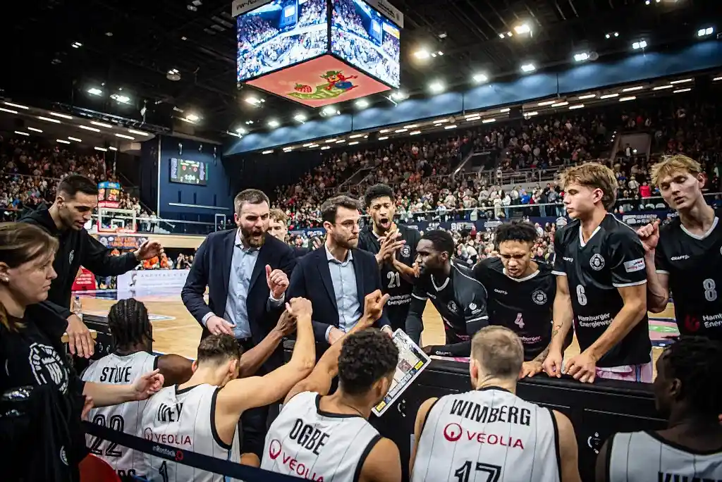 Das Team der Veolia Towers Hamburg in einer Auszeit beim Spiel gegen die ROSTOCK SEAWOLVES 