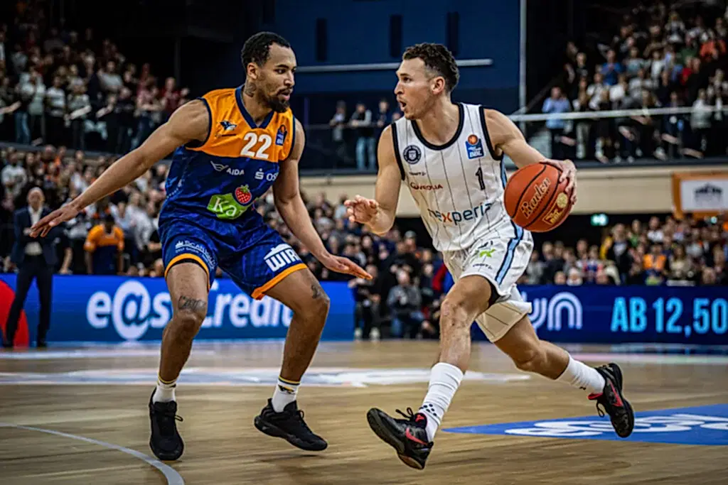 Brae Ivey von den Veolia Towers Hamburg dribbelt den Ball beim Spiel gegen die ROSTOCK SEAWOLVES 