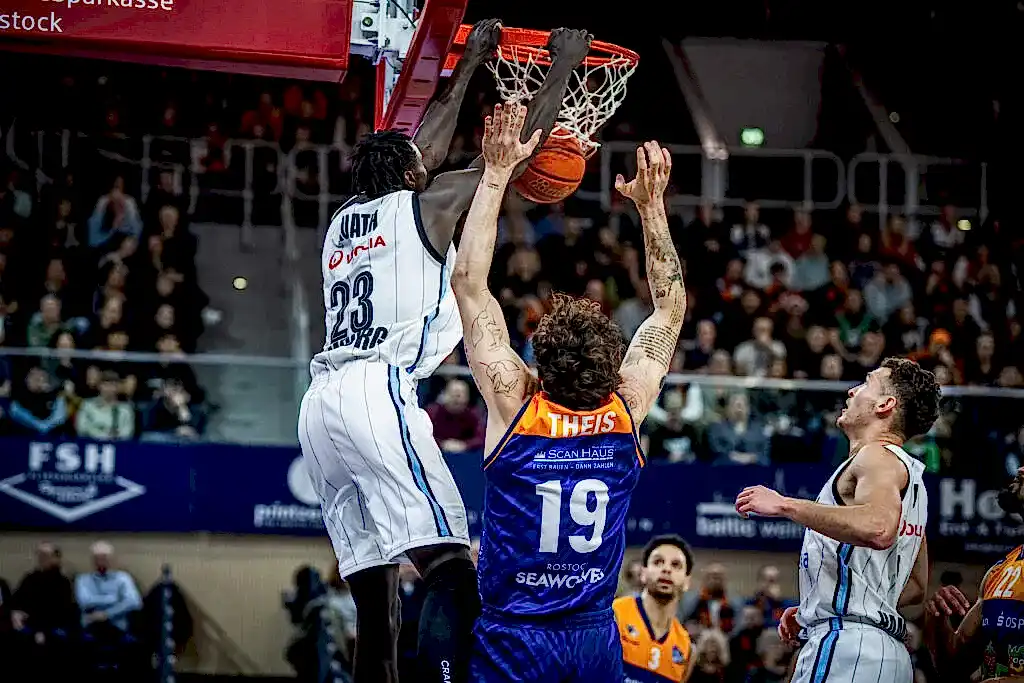 Kur Kuath von den Veolia Towers Hamburg dunkt den Ball in den Korb beim Spiel gegen die ROSTOCK SEAWOLVES 