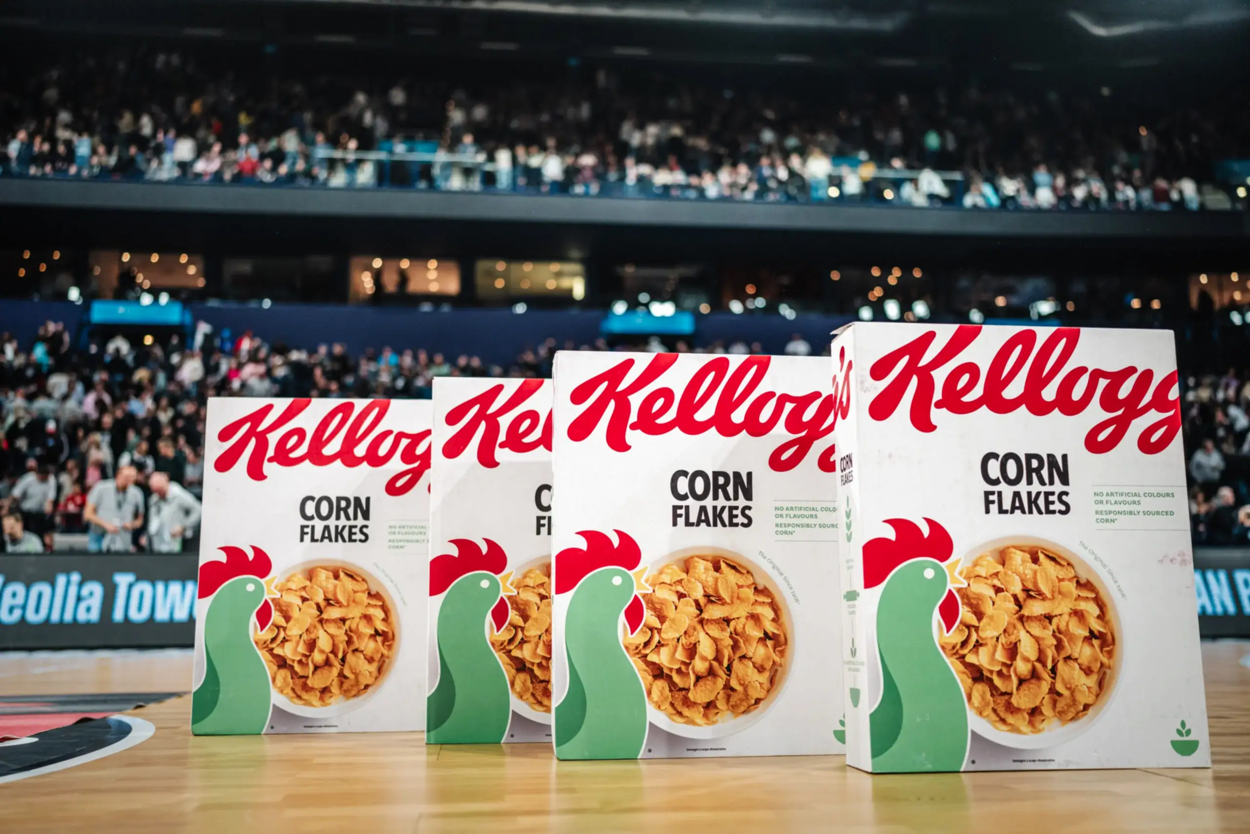 Kellogg's Cornflakes Packungen auf Parkett in der Barclays Arena