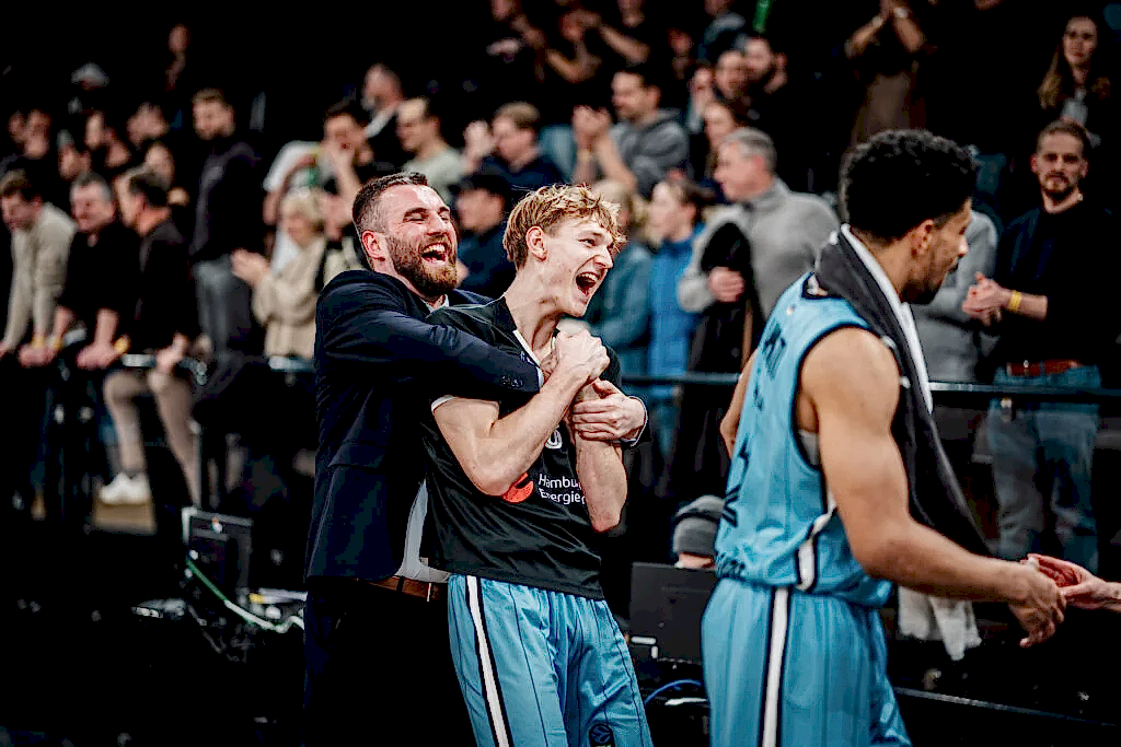 Assistant Coach Stanley Witt und Jared Grey jubeln über den Sieg gegen Jerusalem