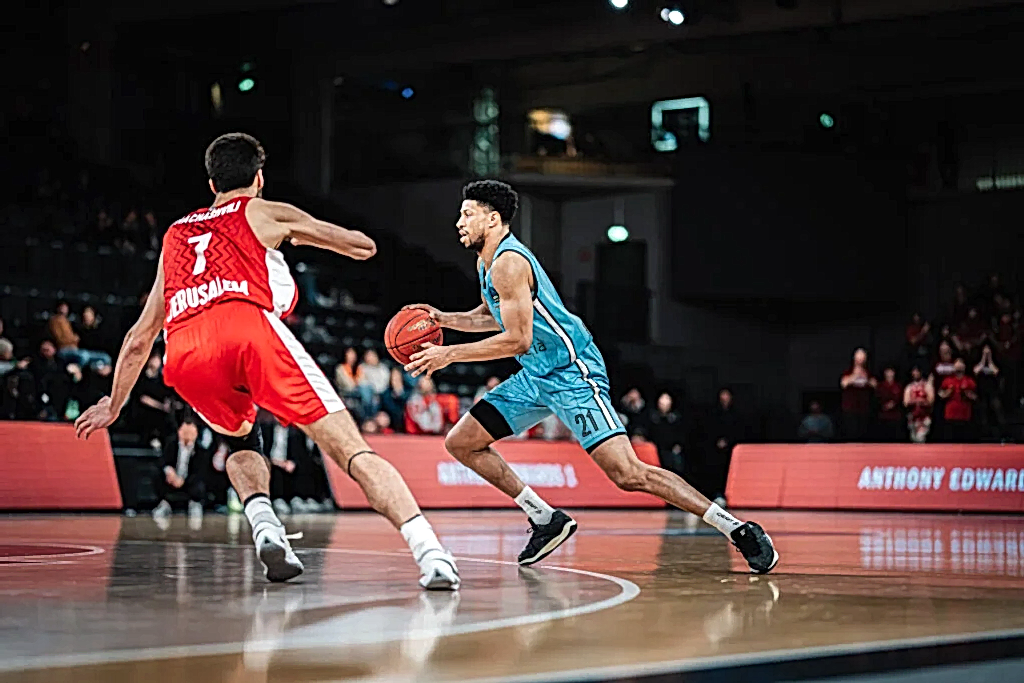 Jordan Barnett dribbelt am Gegenspieler von Jerusalem vorbei