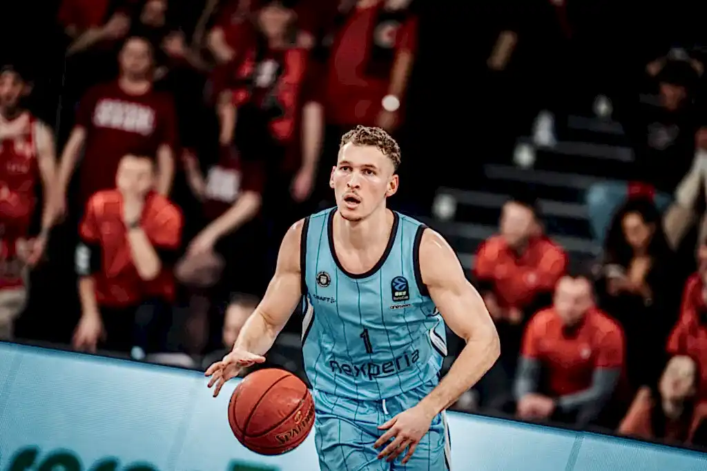 Brae Ivey mit dem Ball vor Fans von Hapoel Jerusalem