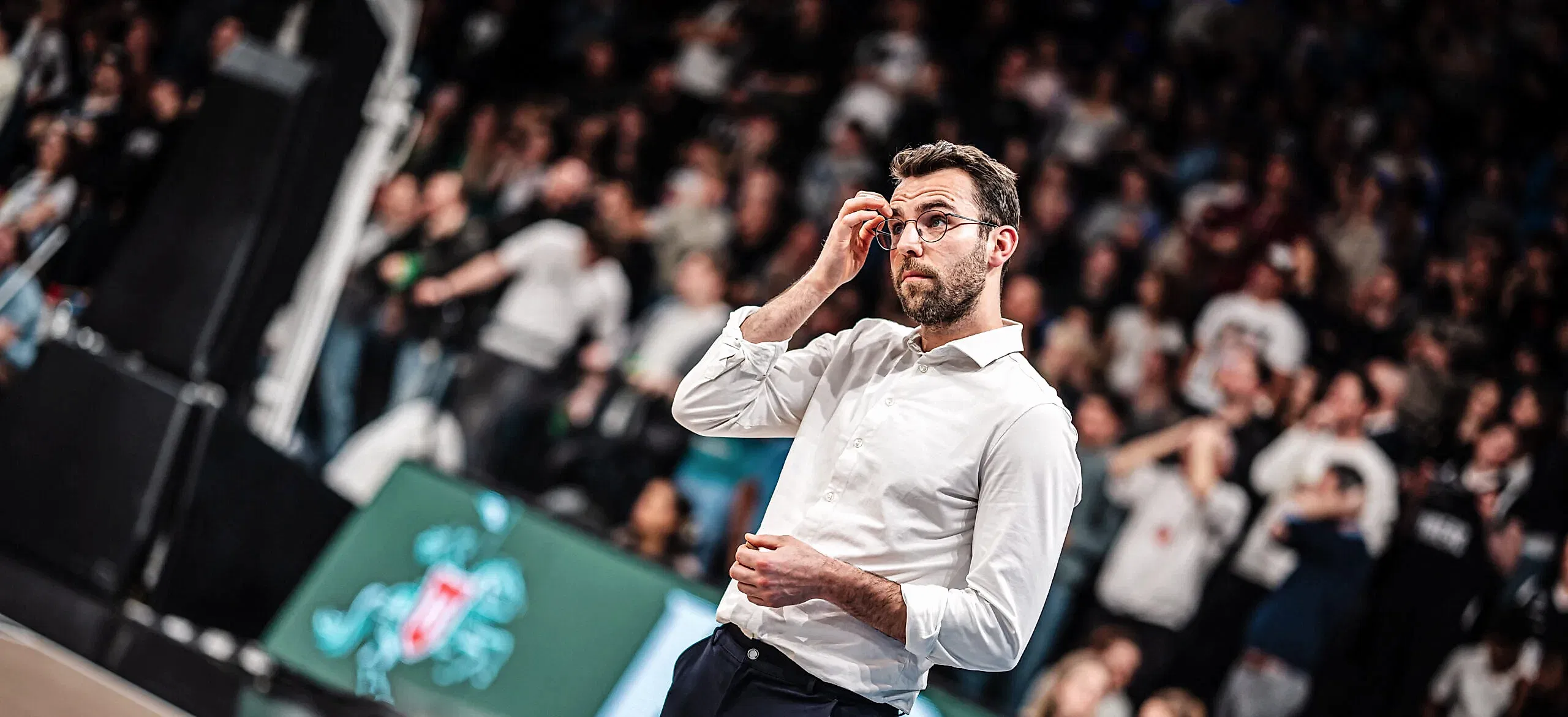 Benka Barloschky mit ratlosem Blick an der Seitenlinie