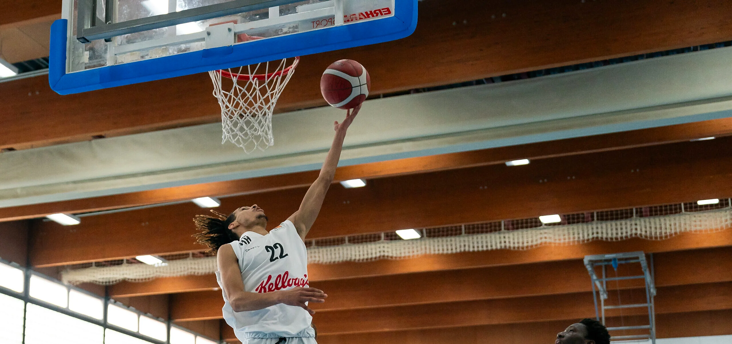 Spieler der NBBL des Hamburg Towers e.V. geht hoch zum Korbleger