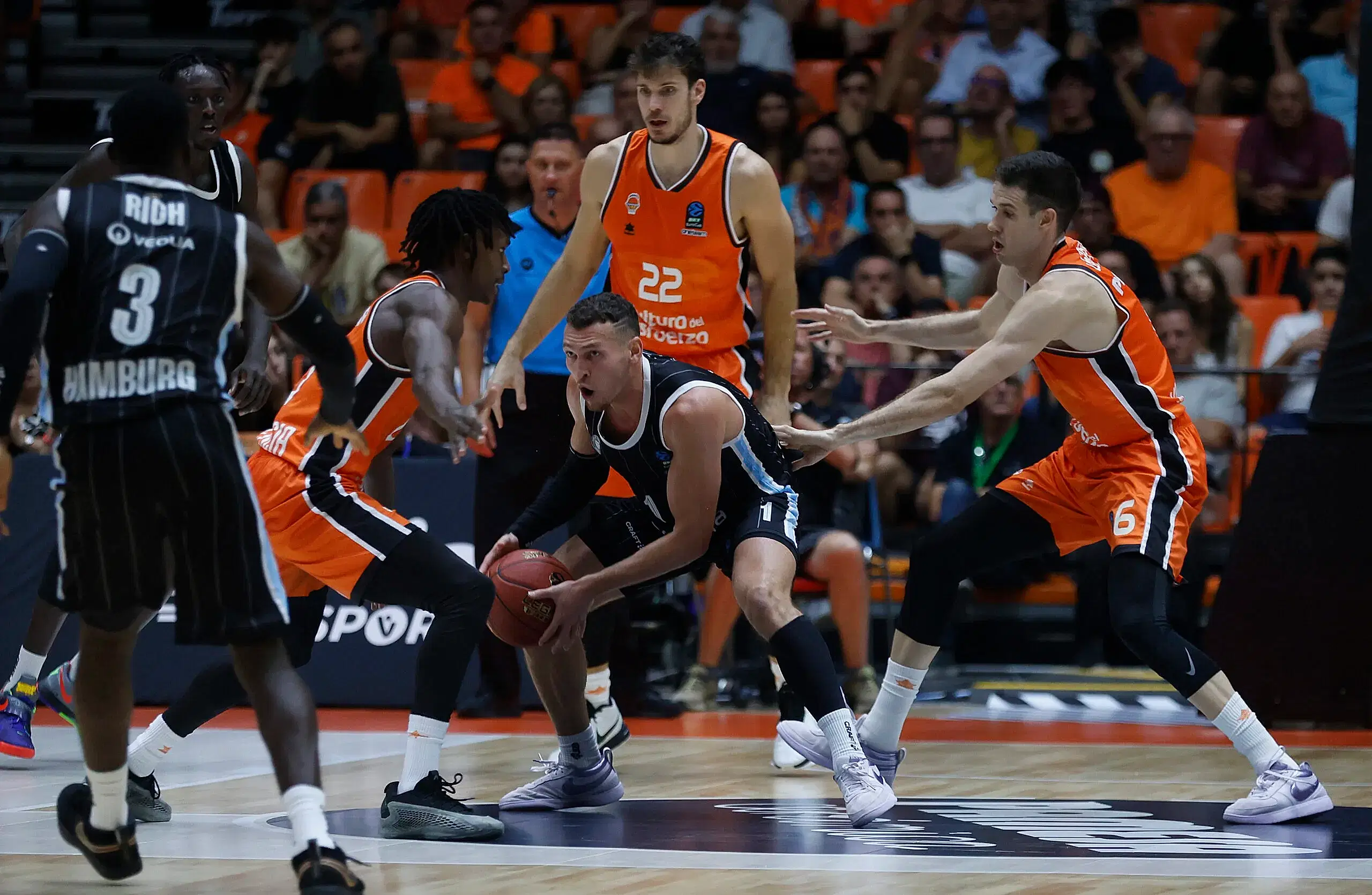 Brae Ivey umzingelt von drei Gegenspielern von Valencia Basket