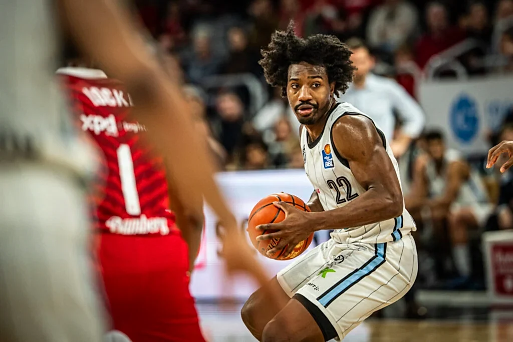 Johnathan von den Veolia Towers Hamburg am Ball beim Spiel gegen die Bamberg Baskets