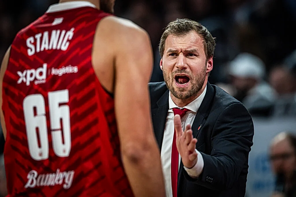 Bambergs Trainer Anton Gavel bei emotionaler Ansprache an Spieler