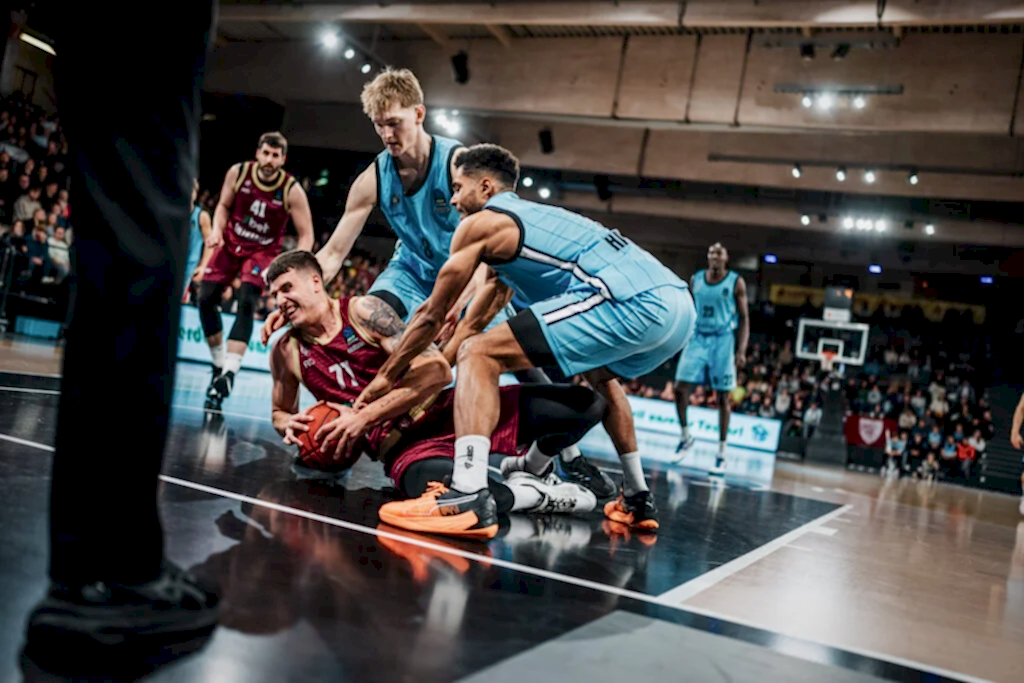 Jared Grey und Kenneth Ogbe bringen Gegenspieler von Panevezys in Bedrängnis