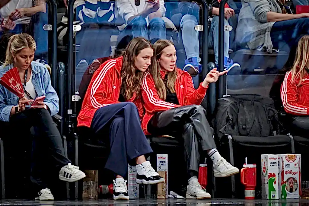 Emily Bessoir und Svenja Brunckhorst am Spielfeldrand