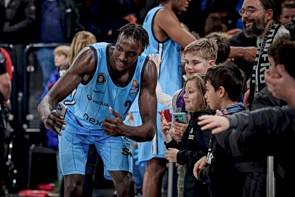 Kur Kuath macht ein Selfie mit Kindern